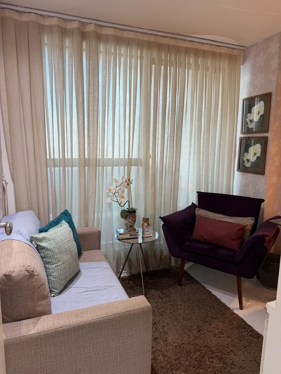 Espaço de atendimento com cortinas e poltronas