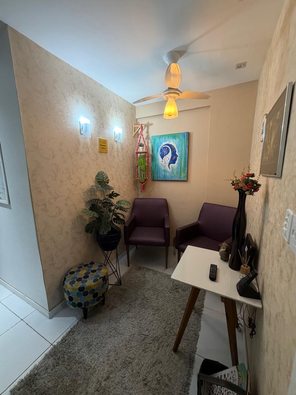 Consultório com poltronas em tons de roxo