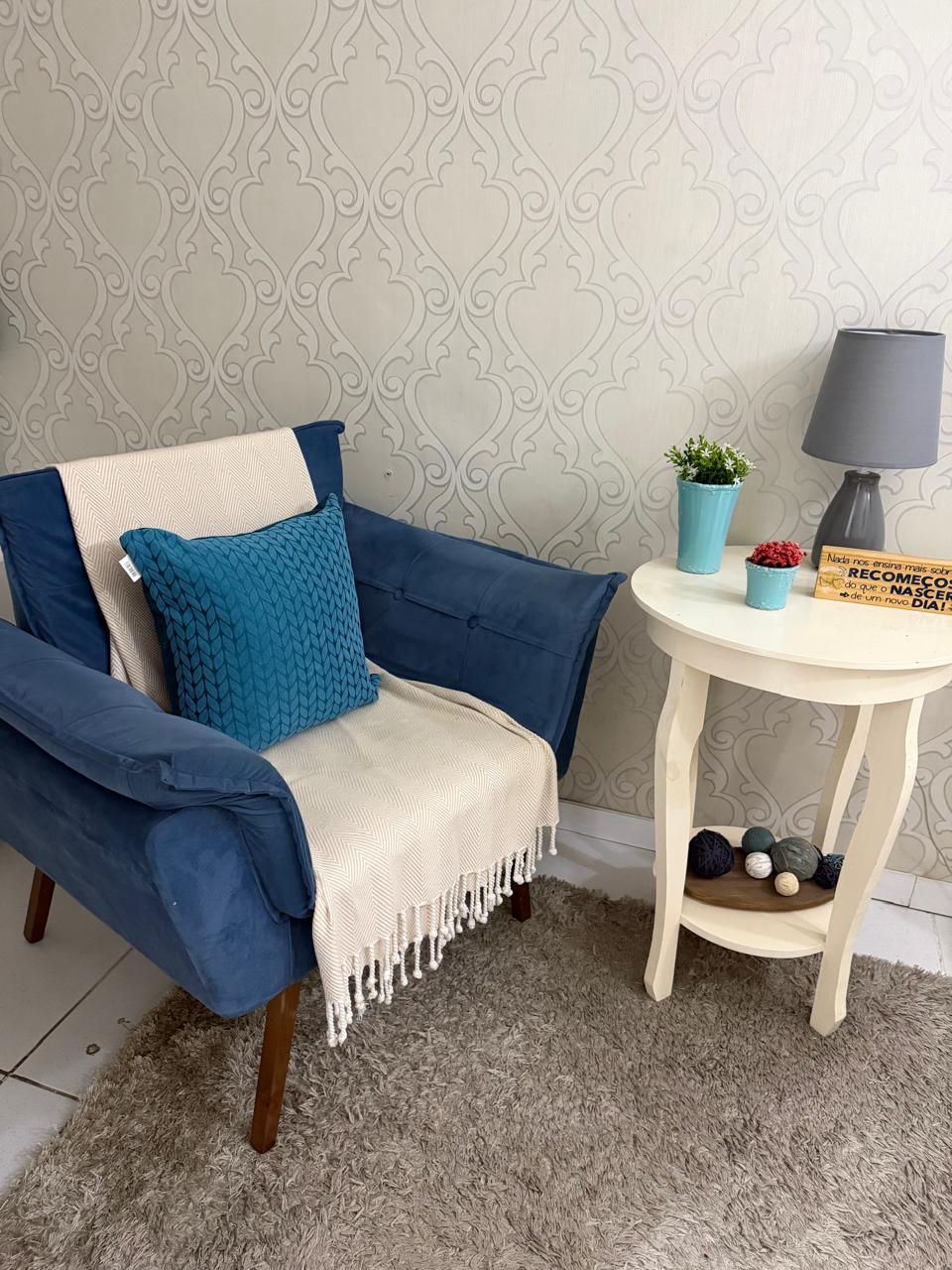 Canto acolhedor com poltrona azul